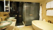 PERLE BLEUE Master Bathroom.